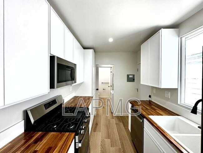 2304 N Frederic St in Burbank, CA - Building Photo - Building Photo