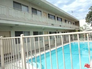 4901 Laurel Canyon Blvd, Unit 11 in Valley Village, CA - Foto de edificio - Building Photo