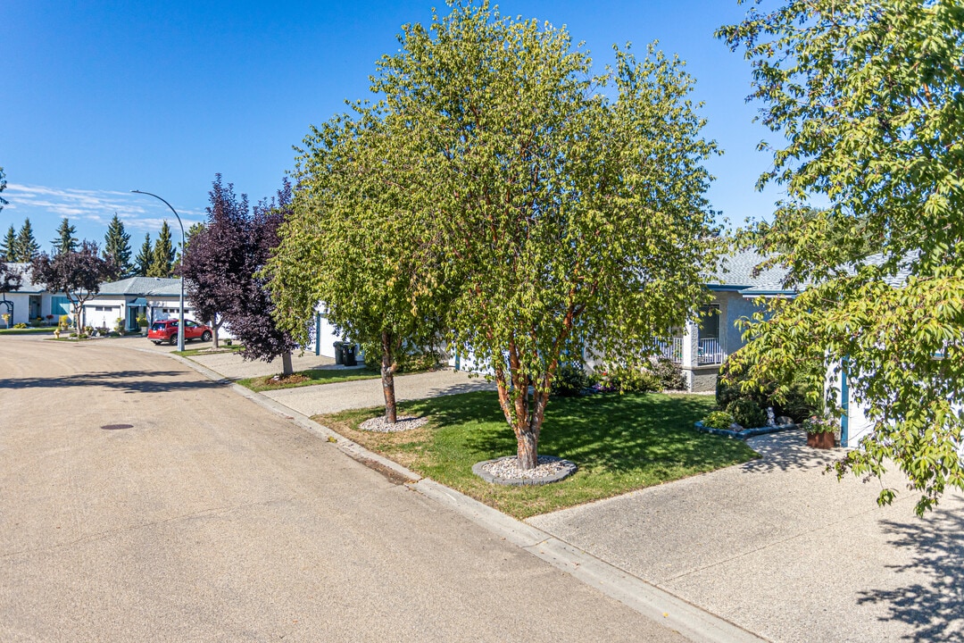 Linkside Villa in Spruce Grove, AB - Building Photo