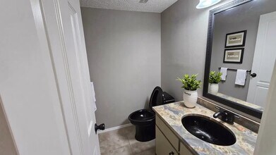 6430 Bankside Dr in Houston, TX - Building Photo - Building Photo