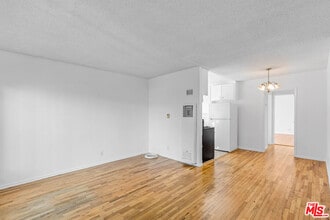 1627 S Bundy Dr in Los Angeles, CA - Building Photo - Building Photo