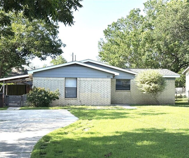 1130 Bois D'Arc St in Lockhart, TX - Building Photo - Building Photo