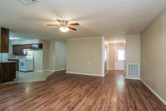 701 Inwood Dr in Baytown, TX - Building Photo - Building Photo