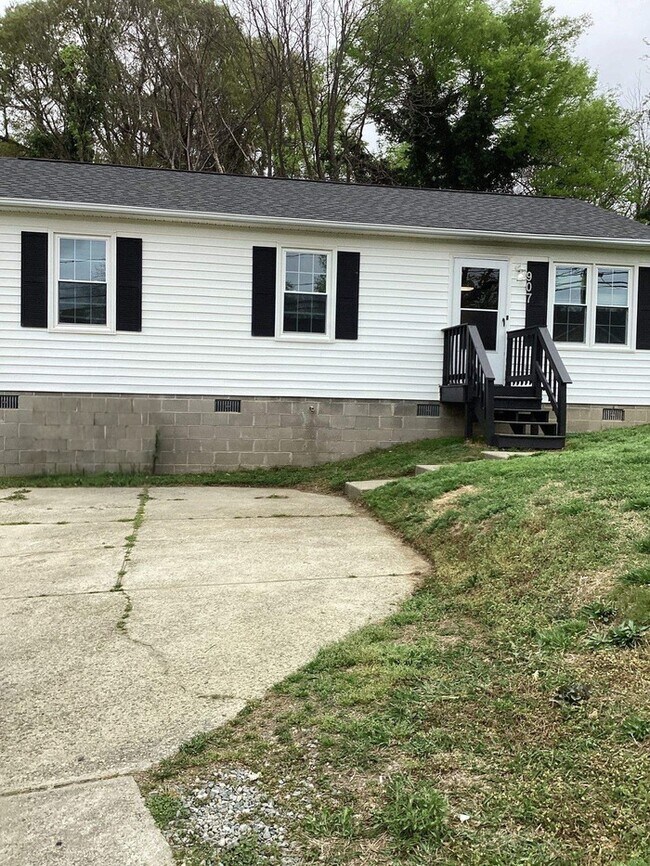 property at 907 Tuscaloosa St
