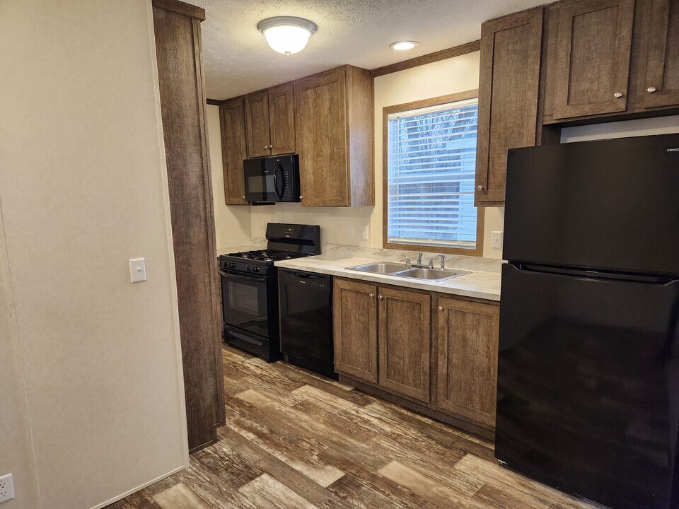 235 Magnolia Pl in Belleville, MI - Foto de edificio