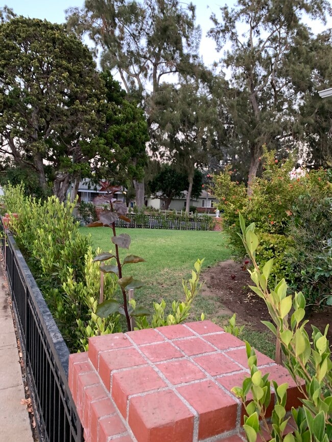 1102 Centinela Ave in Santa Monica, CA - Foto de edificio - Building Photo