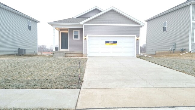 2407 SE Fox Valley Dr in West Des Moines, IA - Building Photo - Building Photo