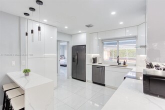 4925 Polk St in Hollywood, FL - Foto de edificio - Building Photo