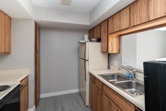 3919 Fairmont Pkwy in Pasadena, TX - Building Photo - Building Photo