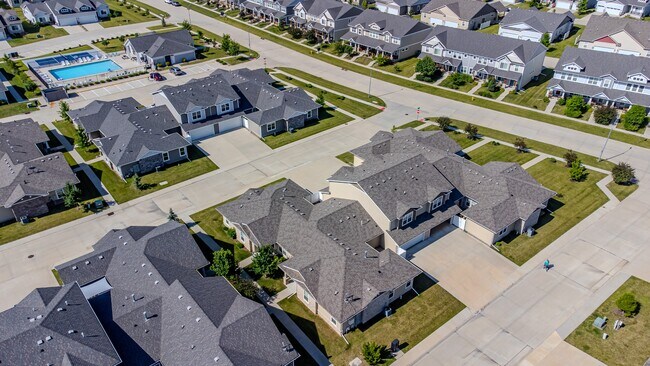 9012 Jean Louise Dr in West Des Moines, IA - Building Photo - Building Photo