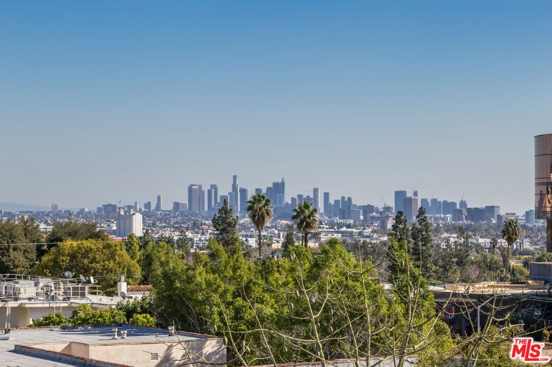 1539 N Laurel Ave in Los Angeles, CA - Building Photo