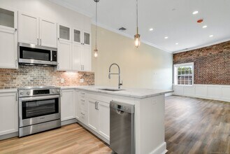 1077 Post Rd in Darien, CT - Building Photo - Building Photo