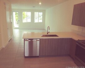 10260 NW 63rd Ter, Unit 102 in Doral, FL - Foto de edificio - Building Photo