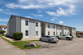 Ramsey Square: 1 & 2 Bedroom Apartments in Fort Smith, AR - Building Photo - Building Photo