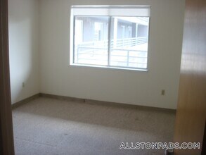 1079 Commonwealth Ave, Unit 510 in Boston, MA - Foto de edificio - Building Photo