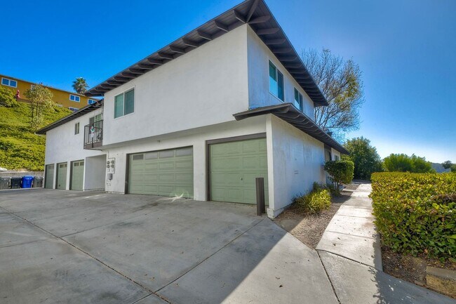 2110 Via Robles in Oceanside, CA - Building Photo - Building Photo