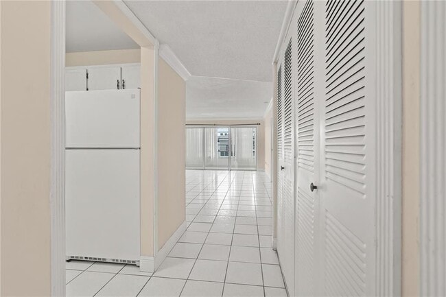 8350 Sands Point Blvd in Tamarac, FL - Building Photo - Building Photo