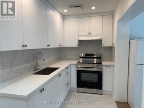 10-10 Tynevale Dr in Toronto, ON - Building Photo - Building Photo