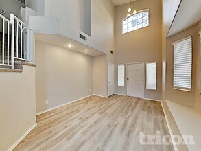 6667 Whistling Swan Way in Las Vegas, NV - Building Photo - Building Photo