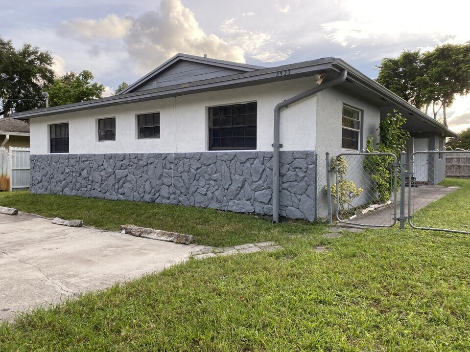 3435 SW 62nd Way, Unit B in Miramar, FL - Foto de edificio