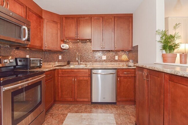 12 Williamsburg Ct, Unit 13 in Shrewsbury, MA - Building Photo - Building Photo