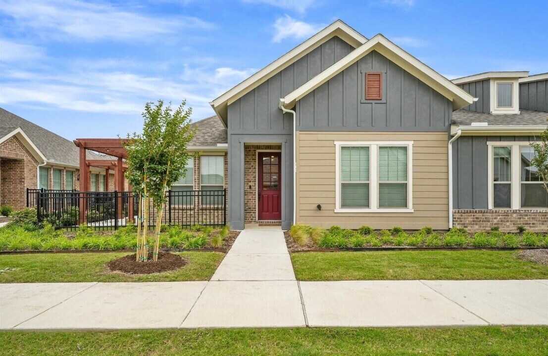 1049 4th St in Argyle, TX - Building Photo