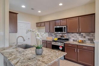 1012 Estival Dr in Kyle, TX - Foto de edificio - Building Photo