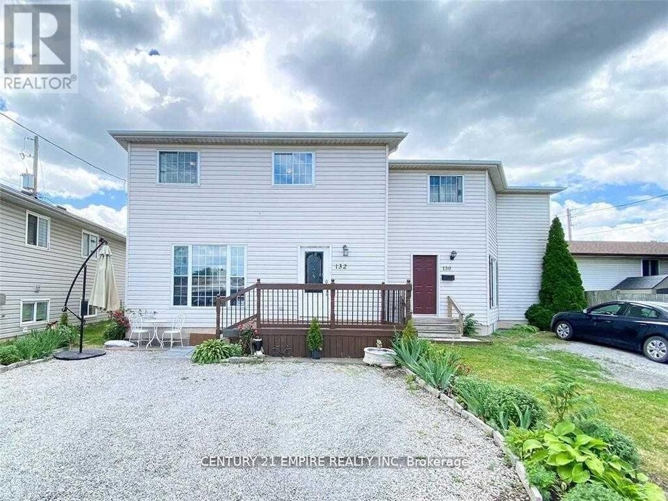 132 CARLTON St in St Catharines, ON - Building Photo