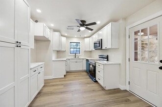 1201 E Alamo St in Brenham, TX - Building Photo - Building Photo