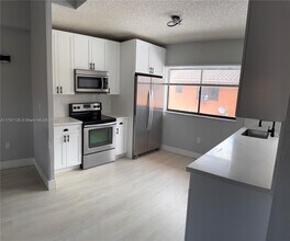 6375 W 27th Way in Hialeah, FL - Building Photo - Building Photo