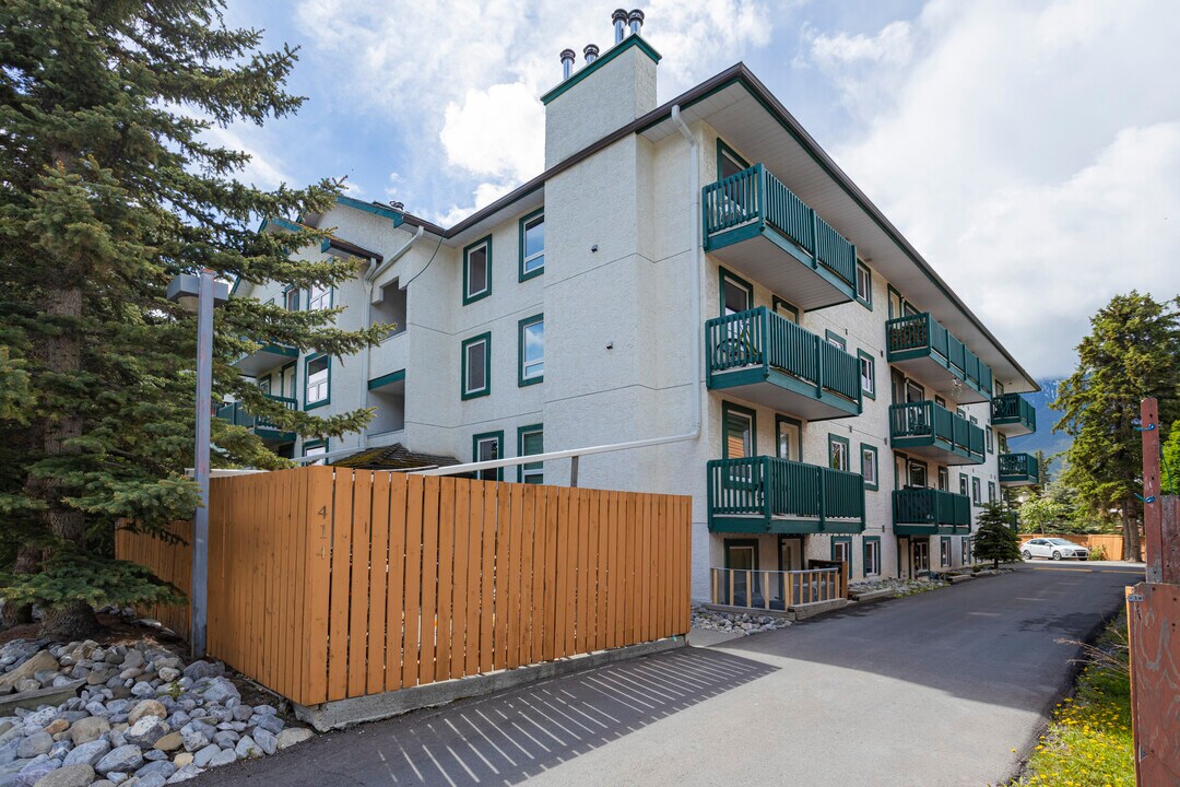 414 Cougar St in Banff, AB - Building Photo