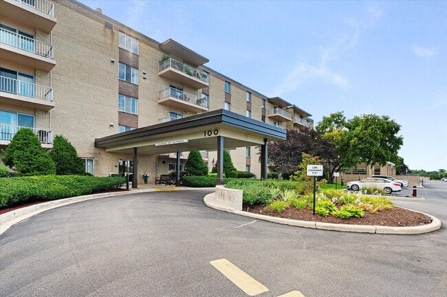 100 W Butterfield Rd in Elmhurst, IL - Building Photo - Building Photo