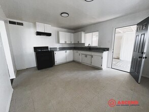 1802 Forrest St in Bakersfield, CA - Building Photo - Building Photo