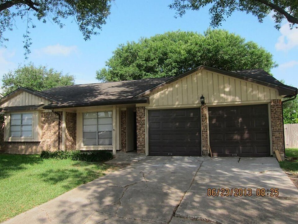 12002 Mulholland Dr in Stafford, TX - Building Photo