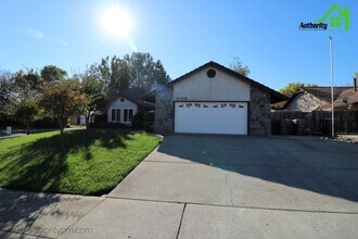 2169 Sophy Pl in Redding, CA - Building Photo - Building Photo