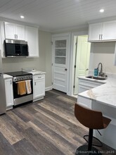 8 Adam St in Ansonia, CT - Foto de edificio - Building Photo