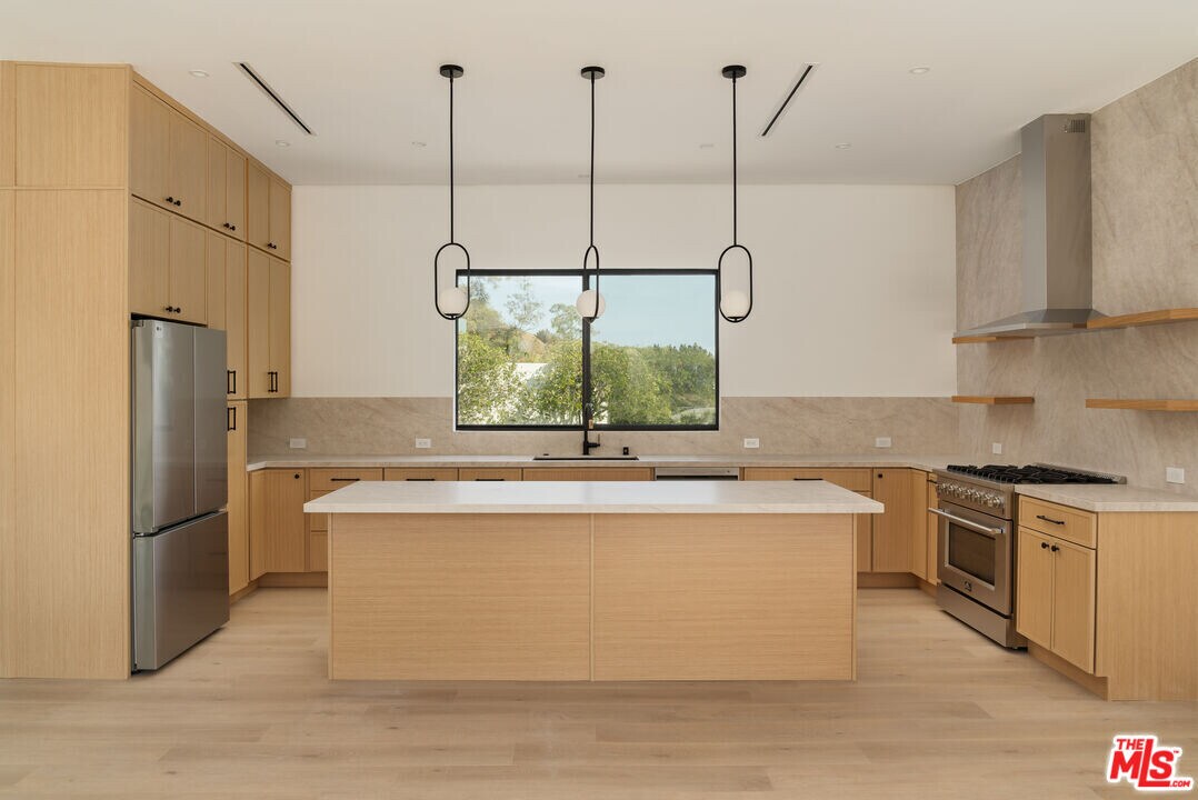 1931 Sunset Plaza Dr in Los Angeles, CA - Building Photo