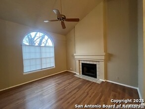 8028 Sunshine Tower Dr in San Antonio, TX - Foto de edificio - Building Photo