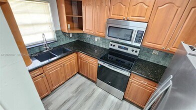 5046 SW 145th Ave in Miami, FL - Building Photo - Building Photo