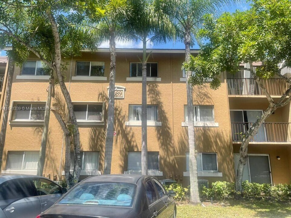 1089 Benoist Farms Rd in West Palm Beach, FL - Foto de edificio