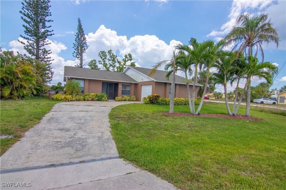 1913 SE 15th Pl in Cape Coral, FL - Building Photo