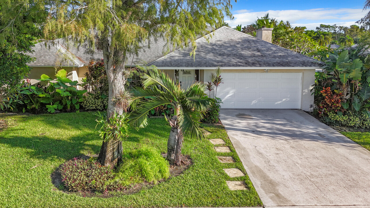 13868 Ishnala Cir in Wellington, FL - Building Photo