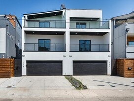 Modern Munger Place townhome with city sky in Dallas, TX - Building Photo