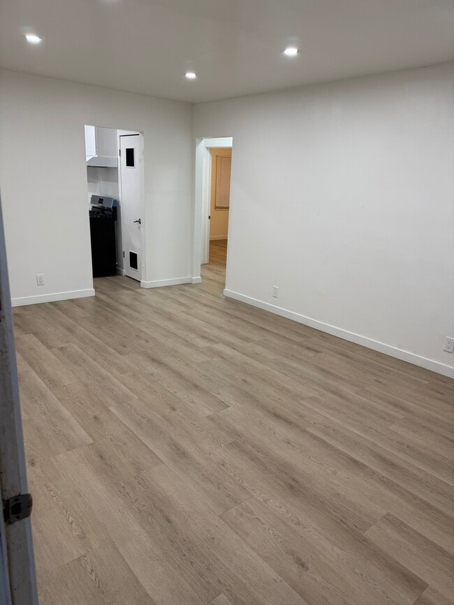 10934 Charnock Rd, Unit 10934 Charnock in Los Angeles, CA - Building Photo - Building Photo