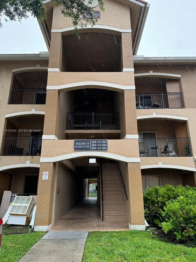 151 SW 117th Ave in Pembroke Pines, FL - Foto de edificio - Building Photo