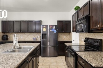 121 Leona River Trl in Hutto, TX - Building Photo - Building Photo