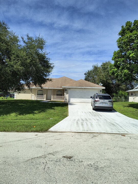 925 SW Gwendolen Ter in Port St. Lucie, FL - Building Photo