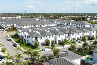 Century Gardens South in Miami, FL - Building Photo - Building Photo