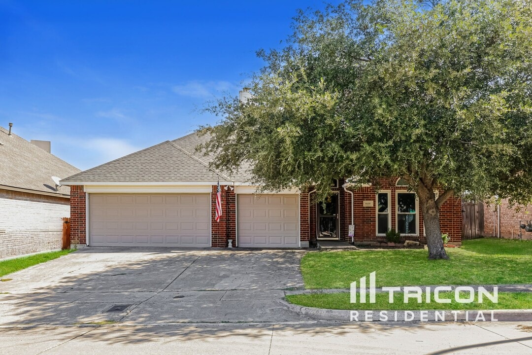 8450 Muirwood Trail in Fort Worth, TX - Foto de edificio