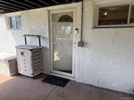 5 Sage Ct in Huntington Station, NY - Building Photo